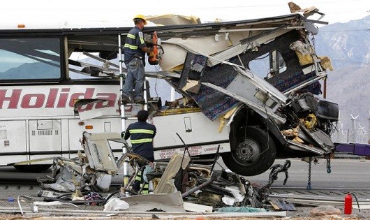 Chiếc xe buýt sau khi bị tai nạn. 