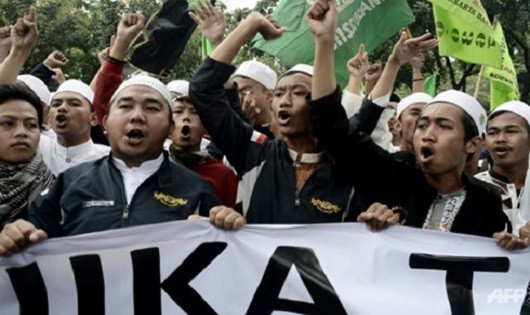 Người biểu tình Hồi giáo chống lại Thống đốc Basuki Tjahja Purnama.