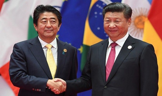 Thủ tướng Nhật Bản Shinzo Abe và Chủ tịch Trung Quốc Tập Cận Bình.
