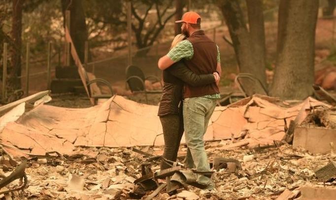 Hình ảnh tang thương sau vụ cháy rừng ở Califonia