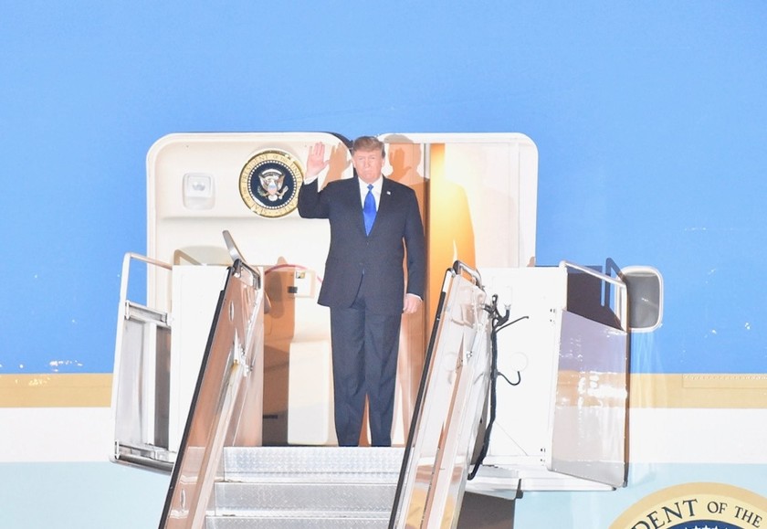 Tổng thống Donald Trump bước xuống từ Không Lực Một 