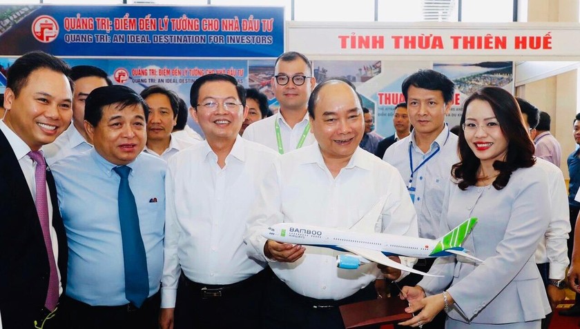 Thủ tướng Chính phủ thăm gian hàng của hãng hàng không Bamboo Airways tại Hội nghị (Ảnh:TTX) 