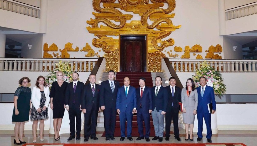 Thủ tướng Nguyễn Xuân Phúc (chính giữa), Phó Thủ tướng, Bộ trưởng Nội vụ CH Séc Jan Hamacek (thứ 6 từ bên trái sang) và đại diện Tập đoàn FLC trong sự kiện.