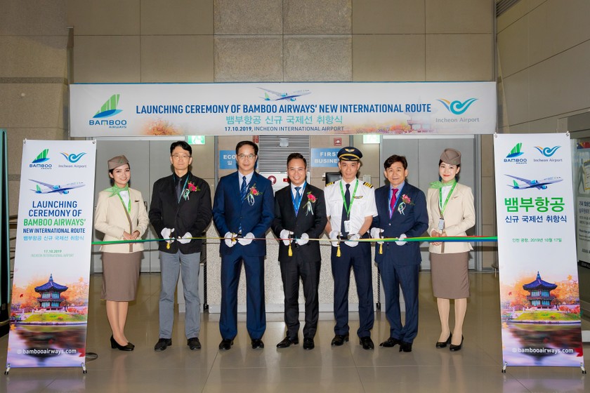 Đại diện Hãng hàng không Bamboo Airways và Tổng đại lý của Hãng tại Hàn Quốc cắt băng chào mừng chuyến bay thẳng kết nối Seoul và Đà Nẵng.