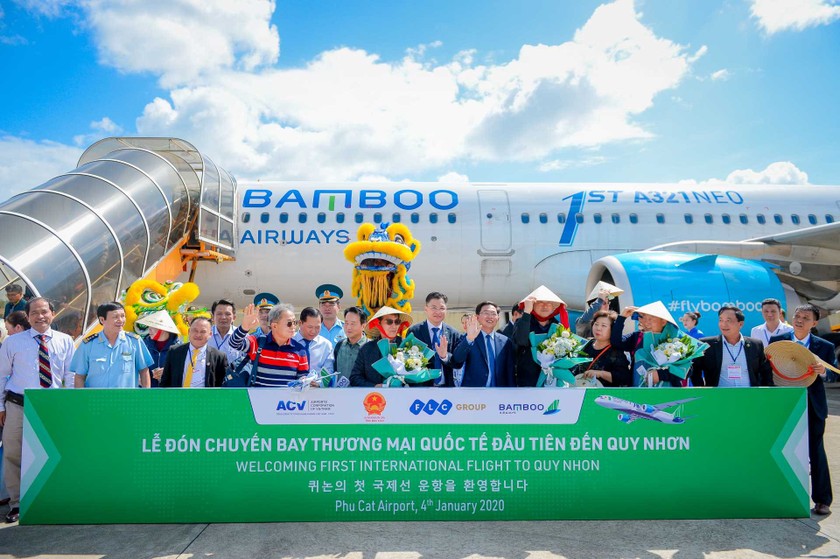 Cảng hàng không Phù Cát đã đón các chuyến bay quốc tế đầu tiên do Bamboo Airways đã khai thác, đưa hành khách từ Cheongju (Hàn Quốc) đến nghỉ dưỡng tại quần thể FLC Quy Nhơn, tỉnh bình Định 