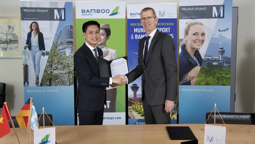 Đại diện lãnh đạo Bamboo Airways và sân bay Munich trao MoU.