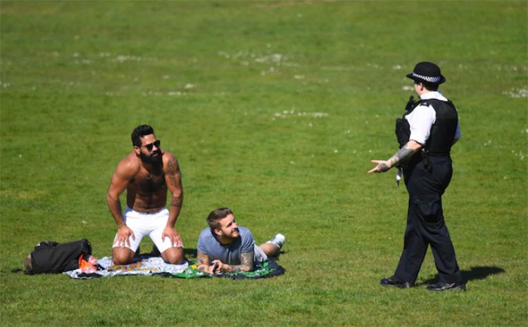Cảnh sát Anh bị chỉ trích vì "quấy rối" người dân tắm nắng.