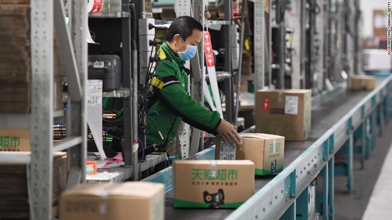 Một công nhân đóng gói hàng tại trung tâm hậu cần ở Bắc Kinh. Ảnh CNN
