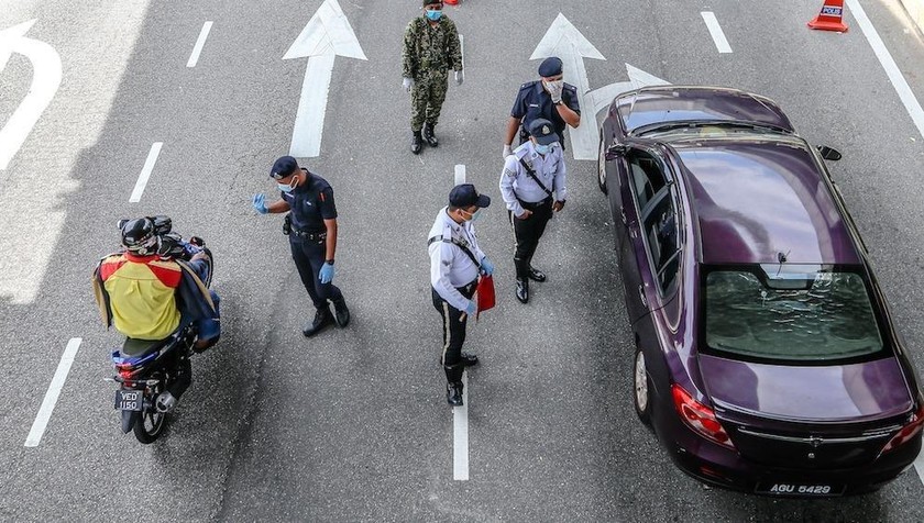 Cảnh sát Malaysia tiến hành kiểm tra người dân vi phạm trên đường phố. 