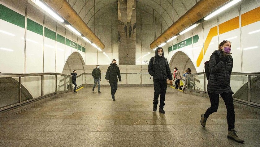 Người dân đeo khẩu trang đi làm bằng trạm tàu ​​điện ngầm ở Prague, thủ đô của Cộng hòa Séc.