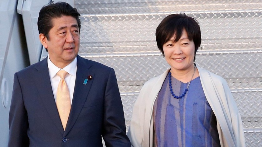 Thủ tướng Nhật Bản Shinzo Abe và vợ, bà Akie.