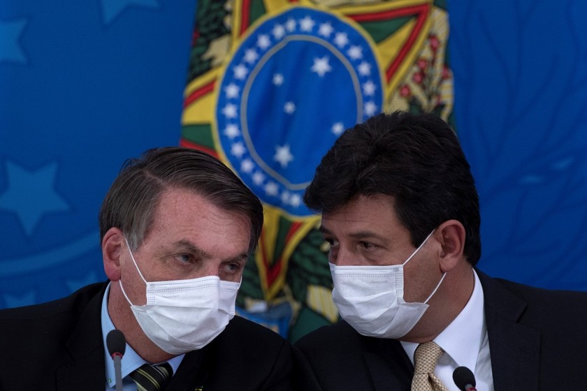 Tổng thống Brazil Jair Bolsonaro (bên phải) và Bộ trưởng Y tế Luiz Mandetta. 