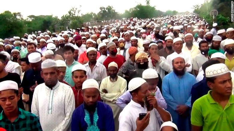 Đám đông tham gia đám tang của ông Maulana Zubayer Ahmad Ansar, một nhà thuyết giáo đạo Hồi. 