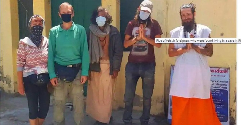6 khách du lịch nước ngoài đã trốn trong hang động ở Ấn Độ. 