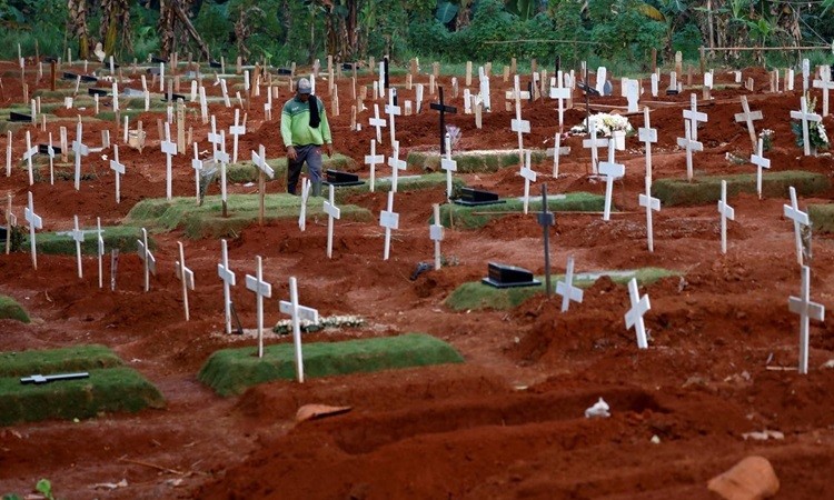 Khu nghĩa trang dành cho nạn nhân Covid-19 tại Jakarta, Indonesia 