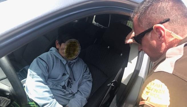 Cậu bé 5 tuổi lái xe ô tô đi mua Lamborghini bị cảnh sát phát hiện. 