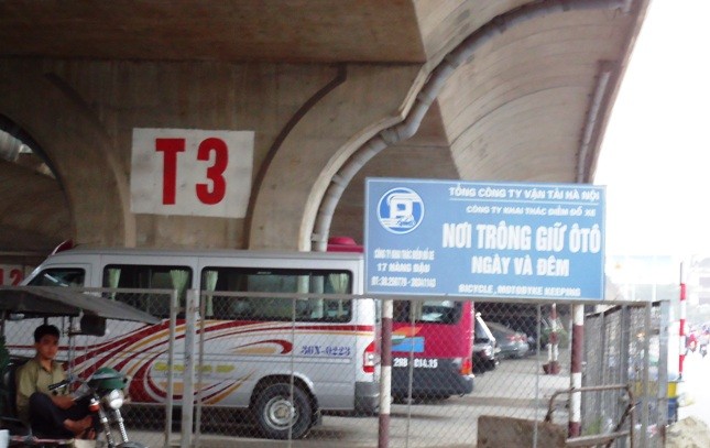 Hà Nội phớt lờ quy định cấm trông giữ xe dưới gầm cầu