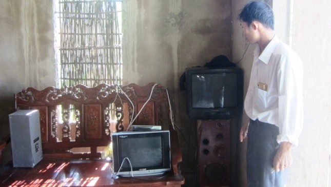 Chiếc tivi duy nhất của thôn phải lấy điện từ máy cày