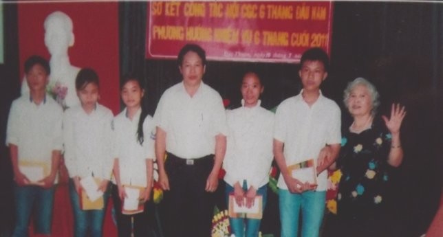 Hội Cựu giáo chức phường Đức Thuận trích tiền lương của mình thưởng cho các em học sinh nghèo học giỏi.