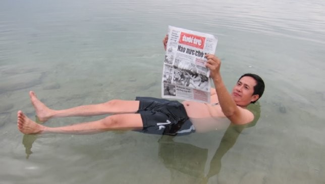 Chí Linh nằm đọc báo ở Biển Chết