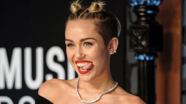 MTV chọn Miley Cyrus là nghệ sỹ xuất sắc nhất năm