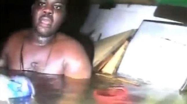 Hình ảnh Harrison Okene bị kẹt trong chiếc tàu đắm 3 ngày. Ảnh chụp từ youtube 