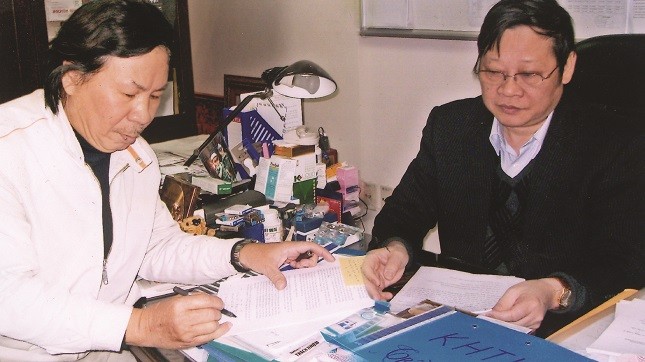 PGS.TS Nguyễn Viết Tiến (phải) và tác giả bài viết.