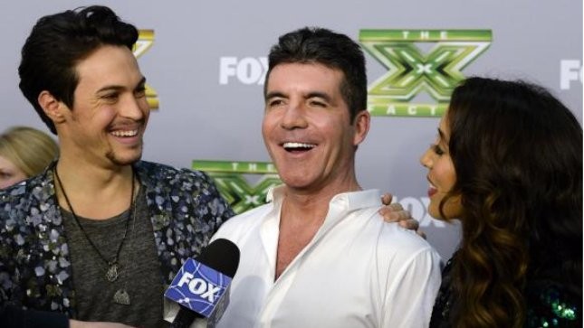Simon Cowell đứng giữa là người sáng lập The X Factor