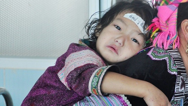 Cháu Chang Thị Pàng (2 tuổi) nạn nhân nhỏ tuổi nhất trong vụ lật cầu treo Chu Va vẫn đang trong tình trạng hoảng loạn, liên tục khóc. 