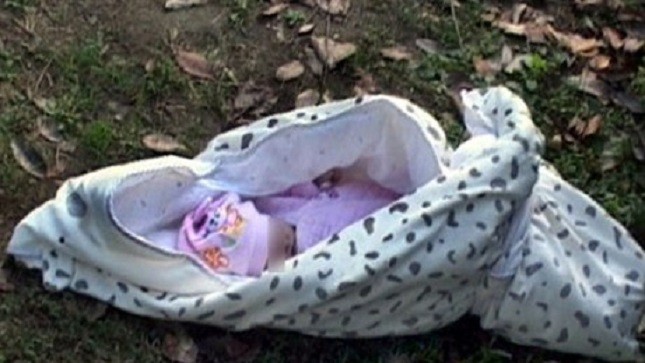 Một trẻ sơ sinh đã chết do bị vứt bỏ.