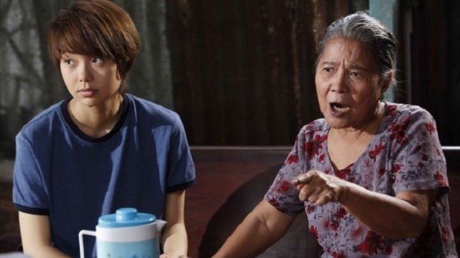 NSUT Lê Thiện trong vai bà nội của Đông Dương trong bộ phim Vừa đi vừa khóc.