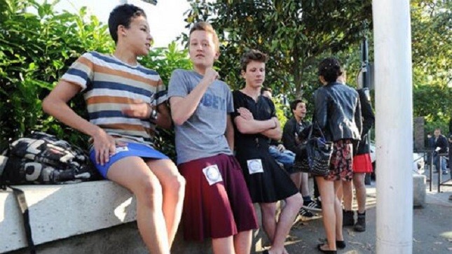 Các nam sinh mặc váy trong chiến dịch chống phân biệt giới tính - Ảnh: AFP
