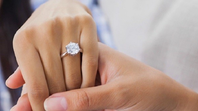 Các cô gái ngày càng ưa chuộng việc phẫu thuật thẩm mỹ ngón tay trước ngày cưới. 