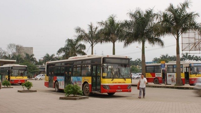 Người dân một số huyện phía Tây Hà Nội vẫn đang phải đi xe buýt theo giá thị trường. (Ảnh minh họa)