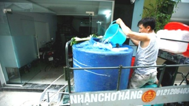 Nhiều hộ dân phường Trung Văn phải mua nước sạch từ các xe chở nước lẻ với giá cao.  