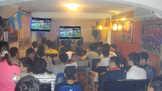 Nhiều người lao vào cá độ sau những lần xem bóng đá tại những quán cà phê bóng đá đêm.