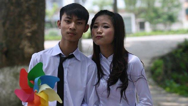 Nguyễn Văn Sơn chụp chung với bạn cùng lớp (Ảnh: NVCC)