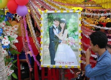 Ảnh đám cưới con gái ông Chủ tịch xã Phú Thuận được tổ chức tại ủy ban xã.