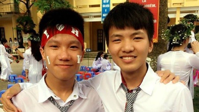 Nguyễn Ngọc Huy (bên trái) thủ khoa ĐH Bách khoa Hà Nội.