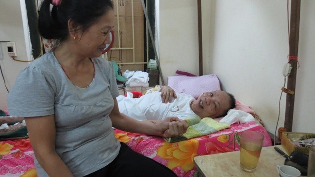 Chị Nguyễn Thị Chính luôn hạnh phúc khi được chăm sóc chồng.