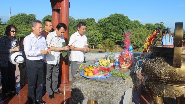 Đoàn công tác Báo PLVN thắp hương tri ân tại Thành cổ Quảng Trị.