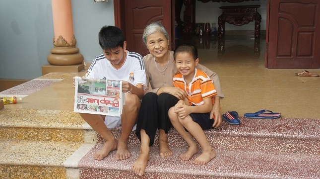 Bà Kim và các cháu nội.