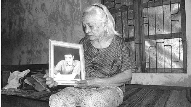 Mỗi khi nhìn vào di ảnh của chồng, bà Lữ Thị Toán lại rơi nước mắt nhớ cuộc chia ly hơn 20 năm.