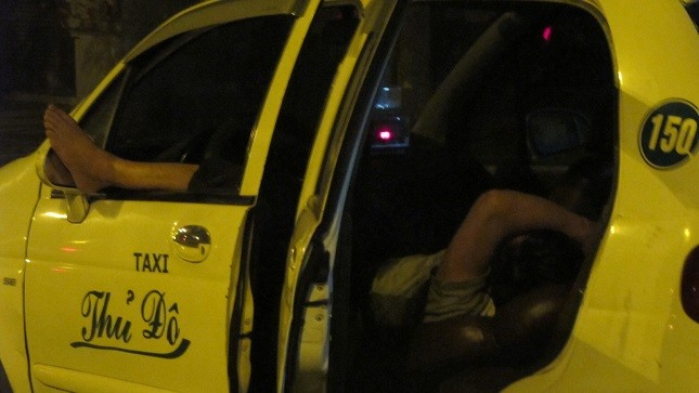 Tài xế taxi dễ bị trộm tải sản vì mở cửa ngủ trong đêm để tiết kiệm tiền xăng.