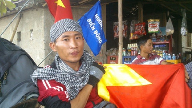Kỷ vật cho chuyến hành trình của Võ Mạnh Tuấn là lá cờ Tổ quốc với chữ ký của những tổ chức, cá nhân đã hỗ trợ cho anh trong suốt chuyến đi - Ảnh: Bùi Ngọc Long