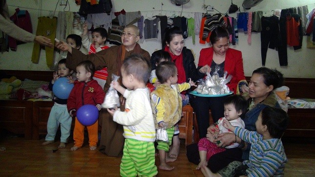 Trẻ em được nuôi dưỡng ở chùa Bồ Đề.