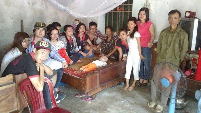 Các thành viên của CLB từ thiện Người  Hải Phòng đến thăm mẹ con chị Vân.
