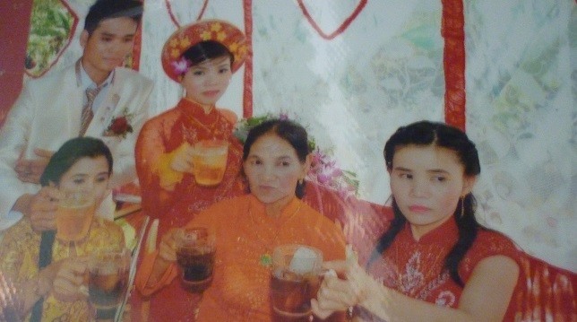 Chị Thơm, vợ anh Trường (ngoài cùng bên phải) trong ngày cưới em gái ruột.