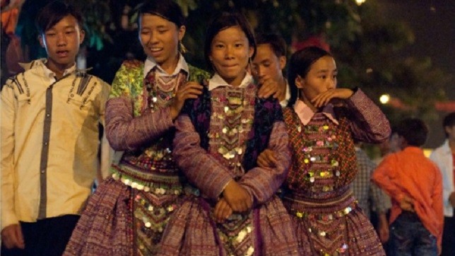 Những thiếu nữ Mông đi chơi Tết Độc lập. Ảnh: Vietnamtoday.