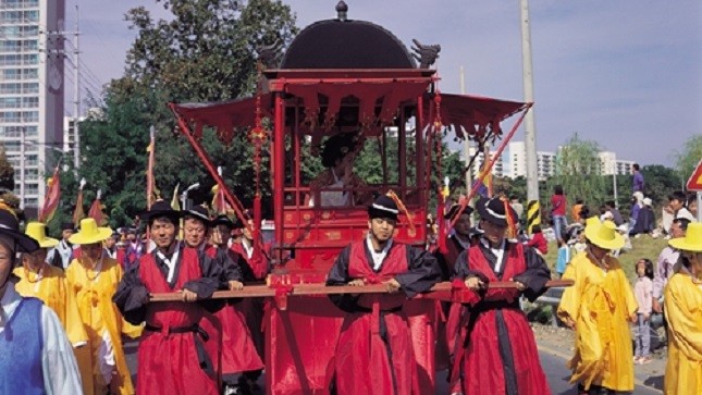Lễ hội văn hóa Hwaseong Suwon được tổ chức vào mùa thu ở Seoul.